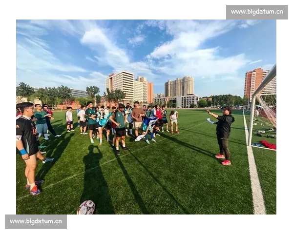 激烈角逐展风采校园足球赛见证青春力量与团队精神